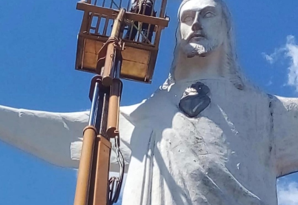 Imagem do Cristo Redentor está sendo revitalizada através de uma parceria entre a prefeitura e colaboradores