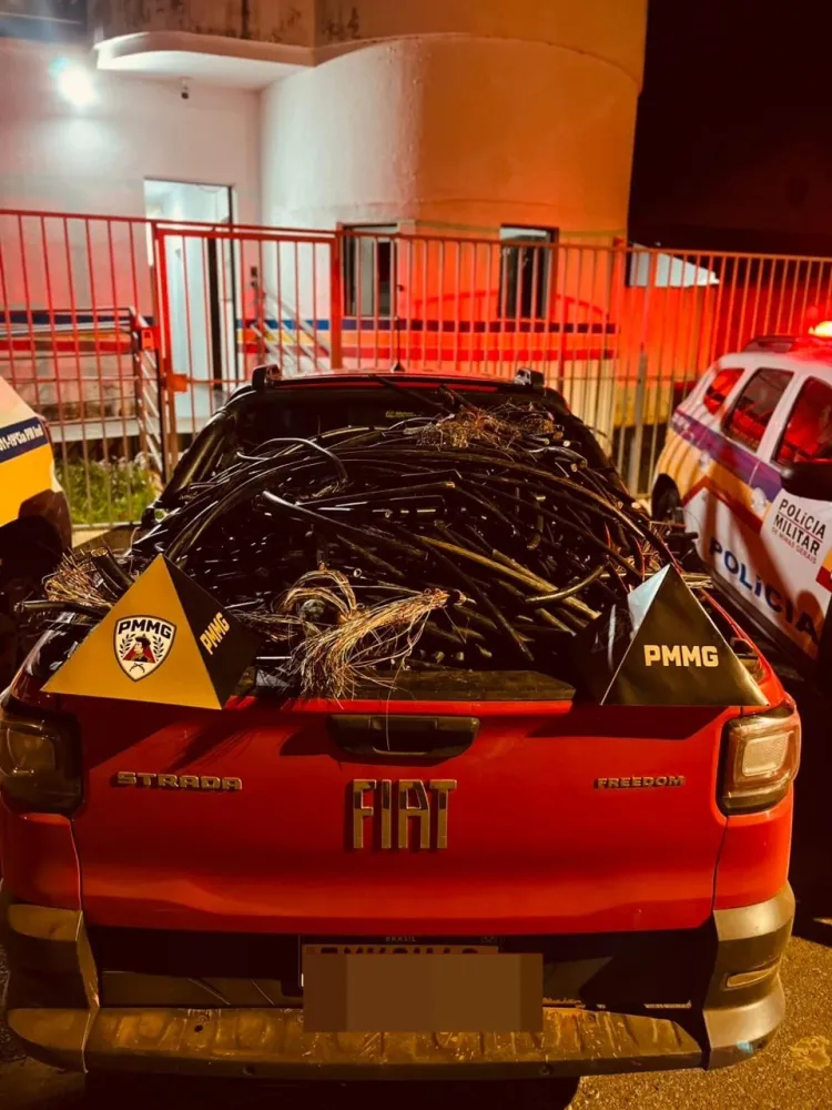 Papagaios – PM prende suspeitos por receptação e apreende grande quantidade de fios de cobre.