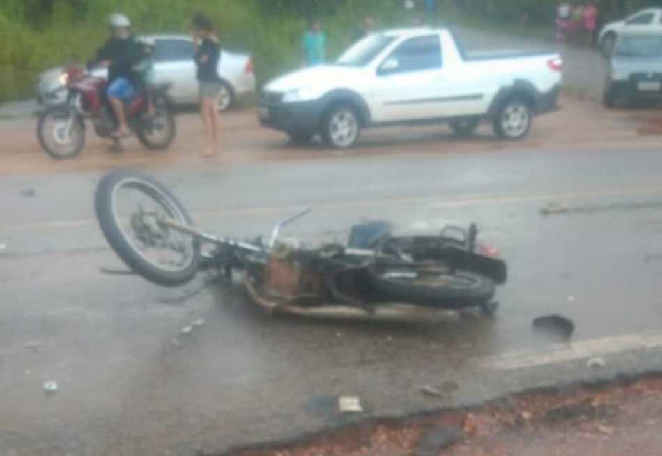 Duas pessoas morreram no bairro Santos Dumont após um acidente envolvendo uma moto e um ônibus da prefeitura