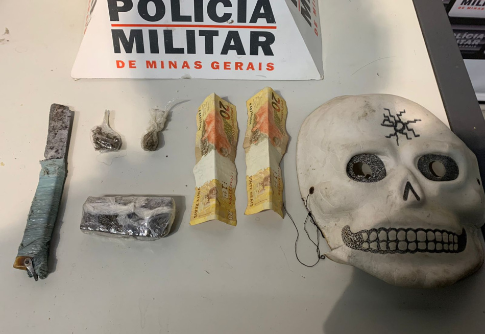 Homem é preso em Divinópolis com droga, dinheiro, uma máscara e uma faca