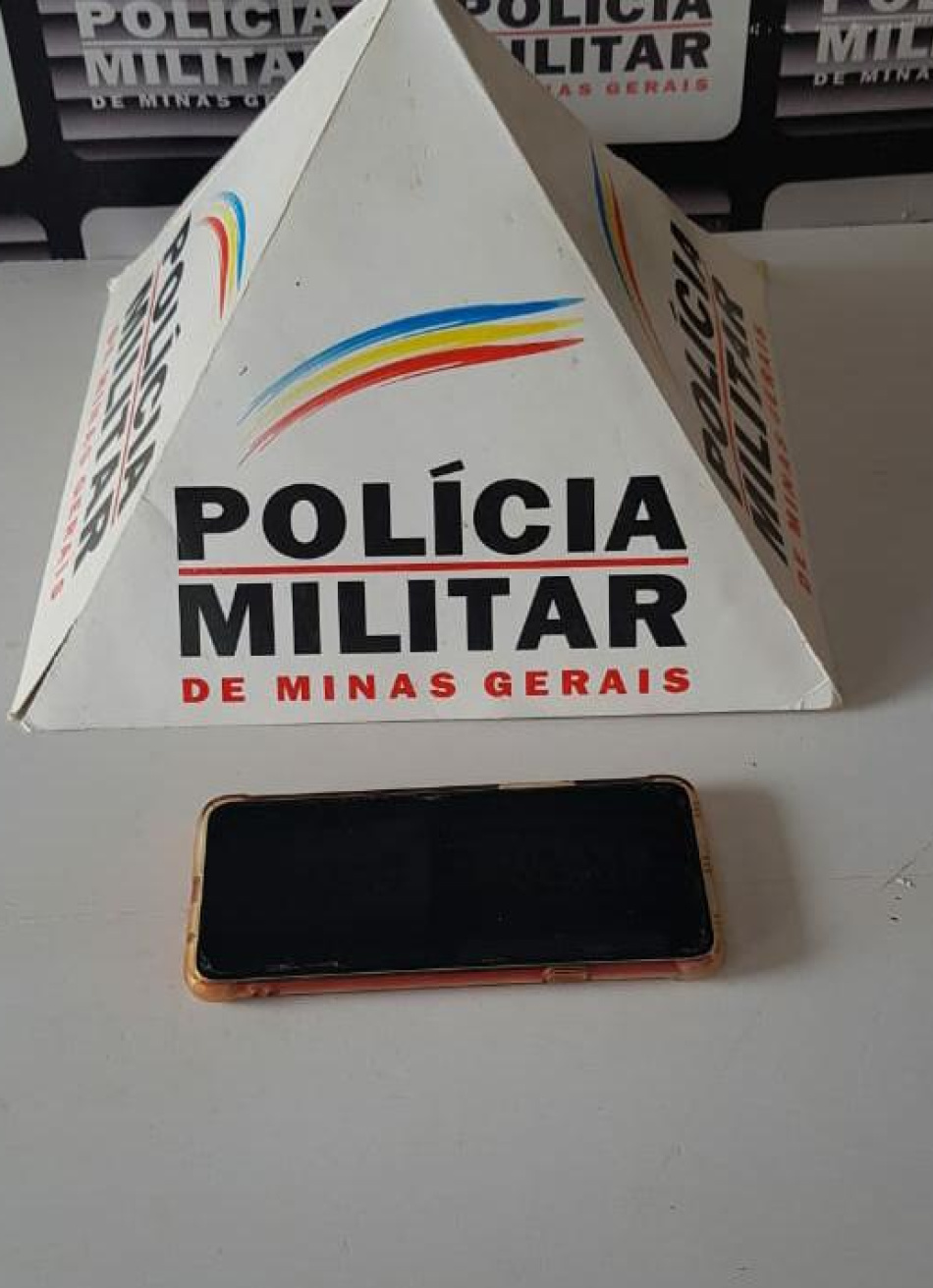 Polícia Militar prende mulher acusada de roubar um smartphone em Abaeté