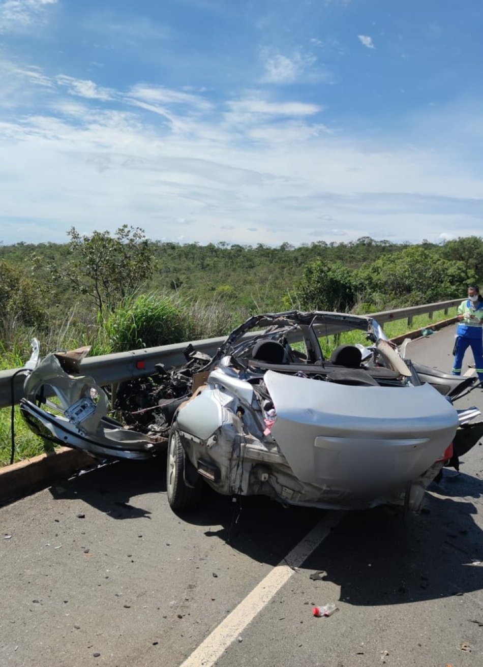 Colisão frontal entre carro de passeio e caminhão-baú provoca a morte de cinco pessoas de uma mesma família em Montes Claros