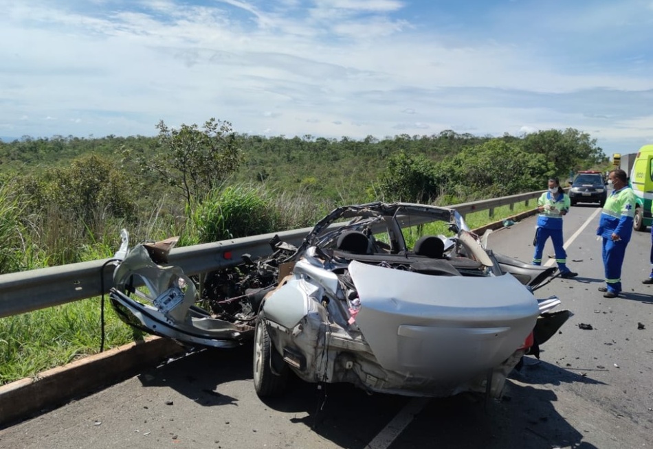 Colisão frontal entre carro de passeio e caminhão-baú provoca a morte de cinco pessoas de uma mesma família em Montes Claros