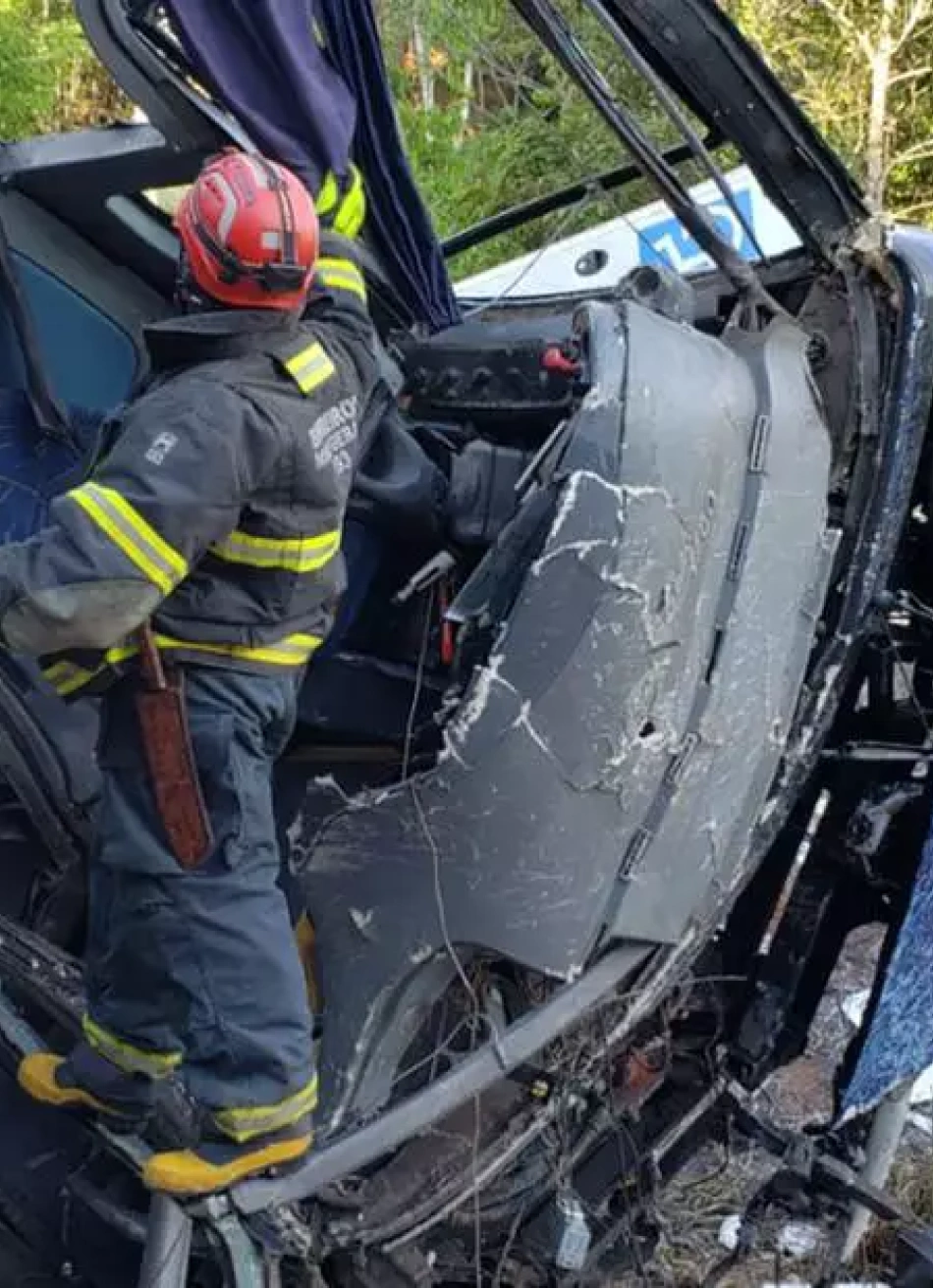 ANTT divulgou nota informando que ônibus que caiu de ponte não tinha autorização para transportar passageiros
