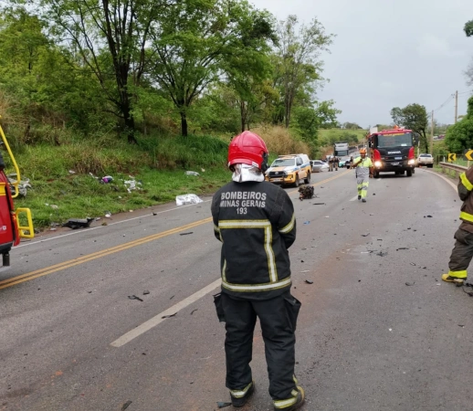 Acidente envolvendo quatro veículos deixa duas vítimas fatais e outras três feridas na MG-050, em Itaúna/MG