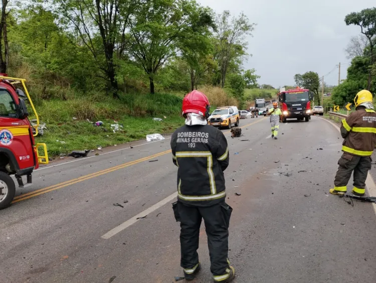 Acidente envolvendo quatro veículos deixa duas vítimas fatais e outras três feridas na MG-050, em Itaúna/MG
