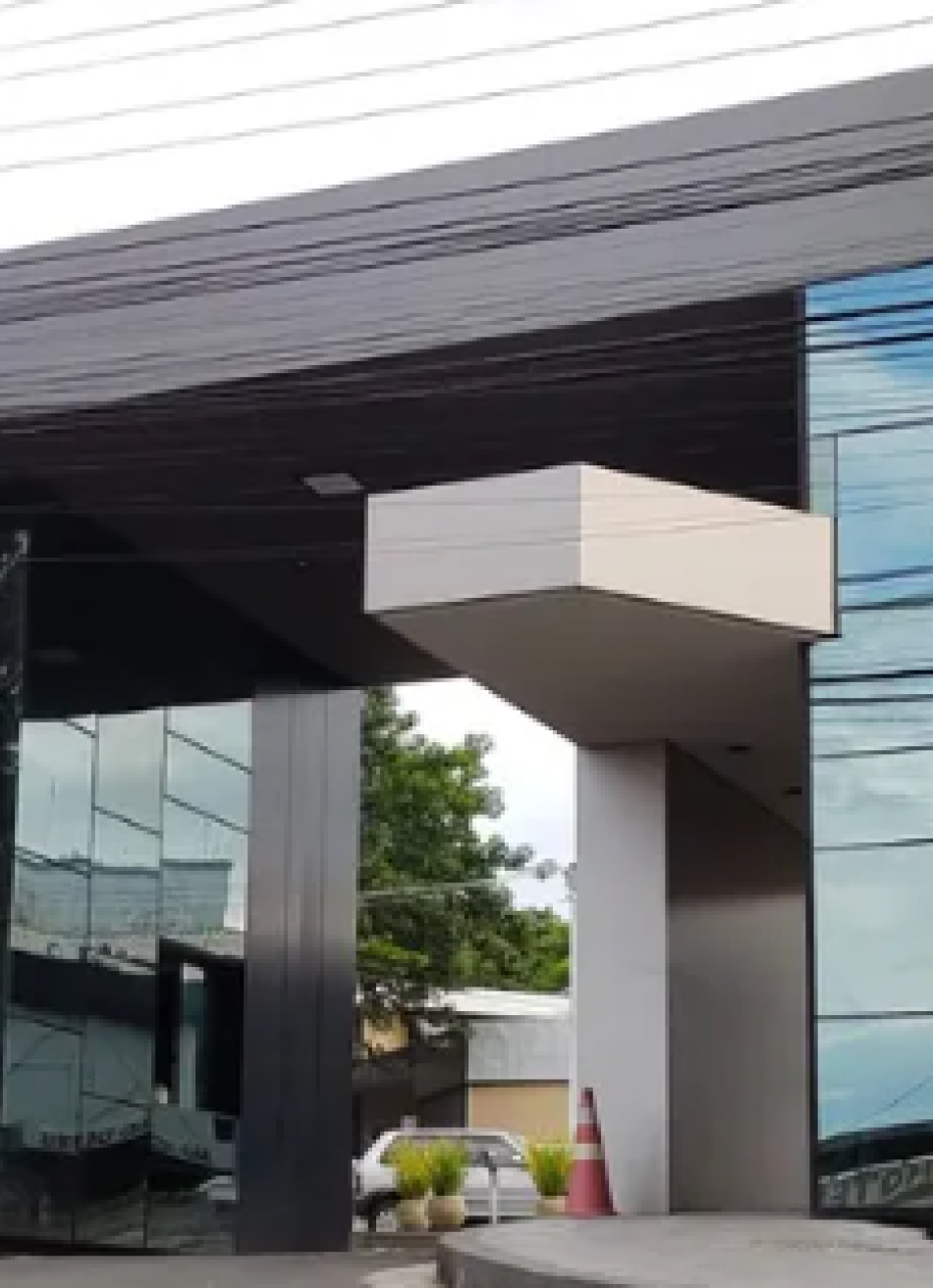 Jovem é atingido por disparos no peito e no pescoço dentro de academia em Divinópolis