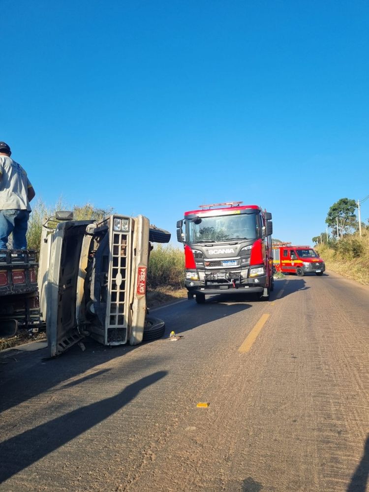Tombamento de caminhão é registrado na BR-352, próximo ao povoado de Gorduras