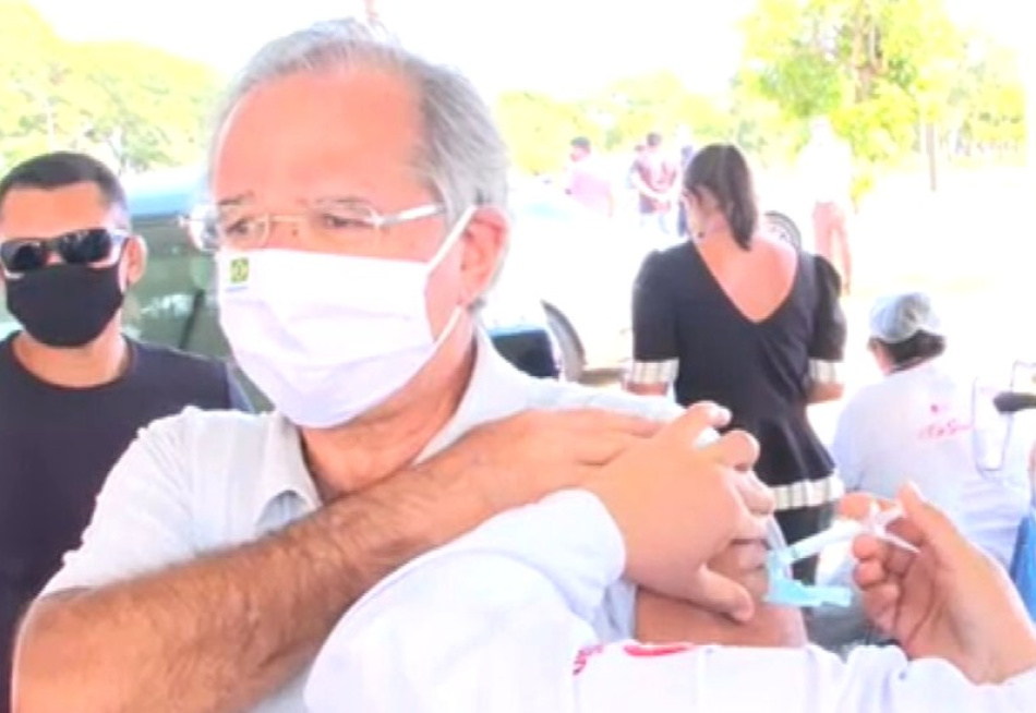 Ministro Paulo Guedes recebeu neste sábado a primeira dose da vacina contra a Covid-19
