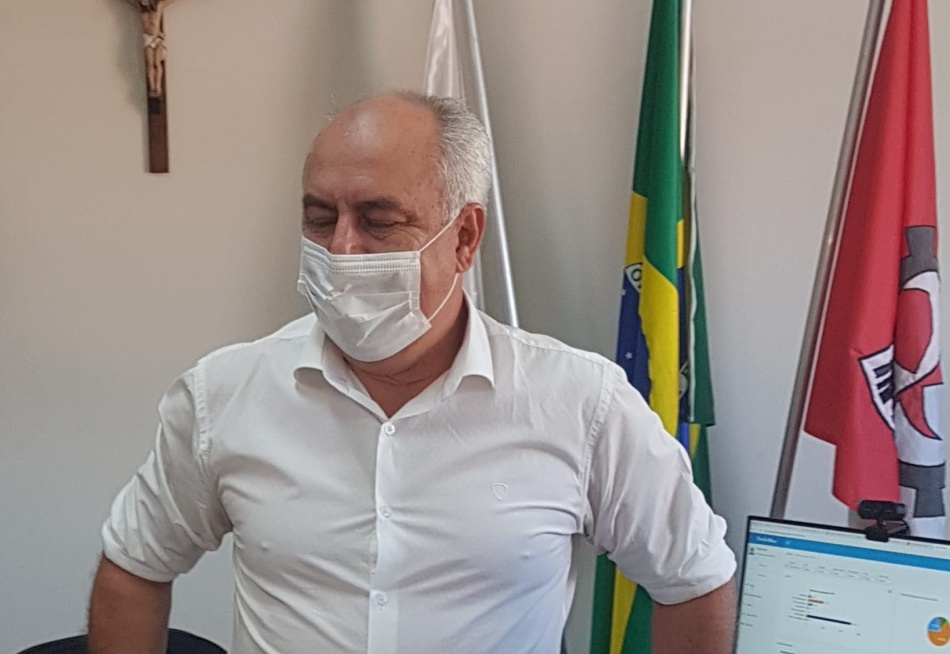 Elias Diniz comentou sobre a liberação do uso de máscaras em ambientes abertos de Pará de Minas e disse que ainda não é momento de relaxar