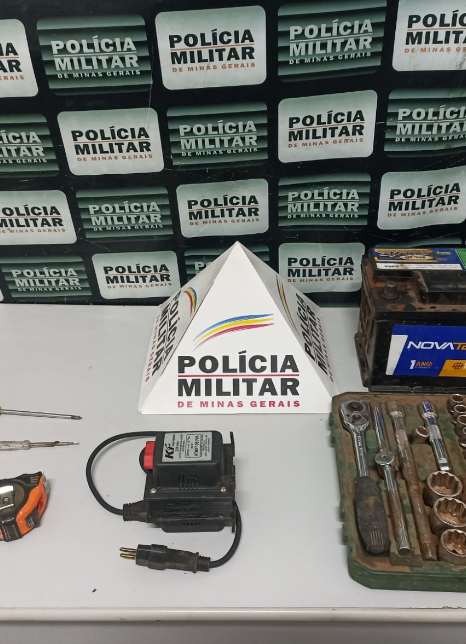 PM PRENDE SUSPEITO DE FURTO E RECUPERA MATERIAL.
