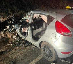 Grave acidente entre carro e caminhão deixa motorista preso às ferragens na MG 431