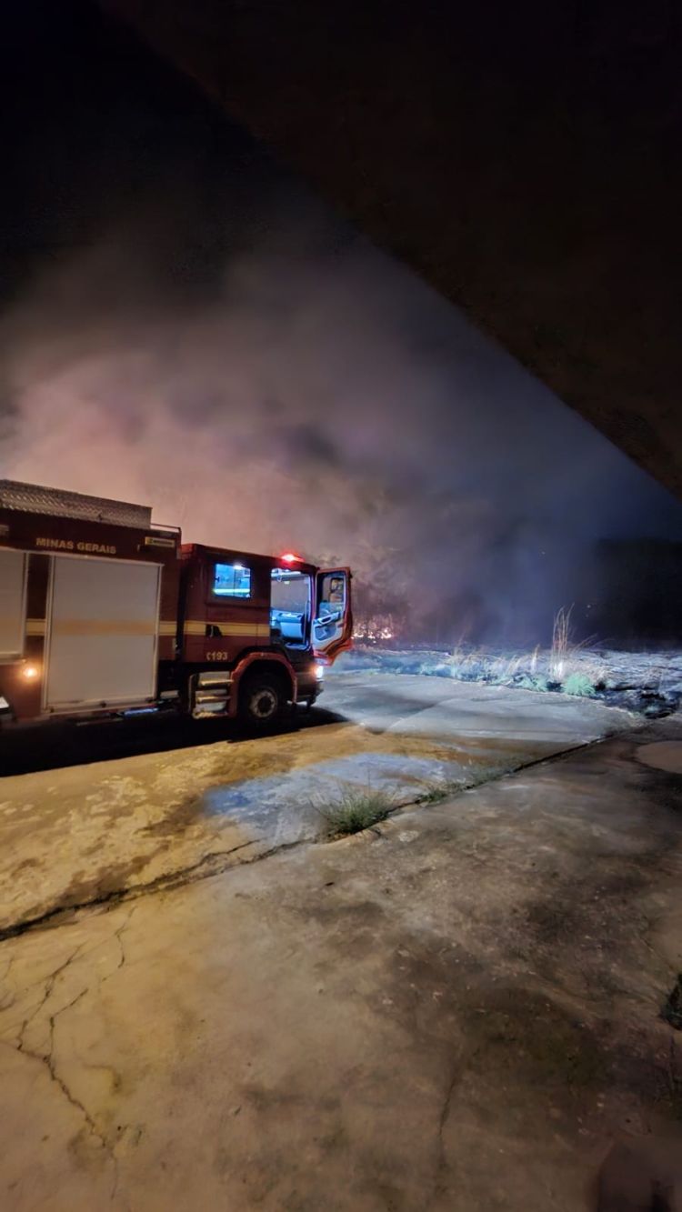 Incêndios de grande porte atingem Pará de Minas e mobilizam Bombeiros