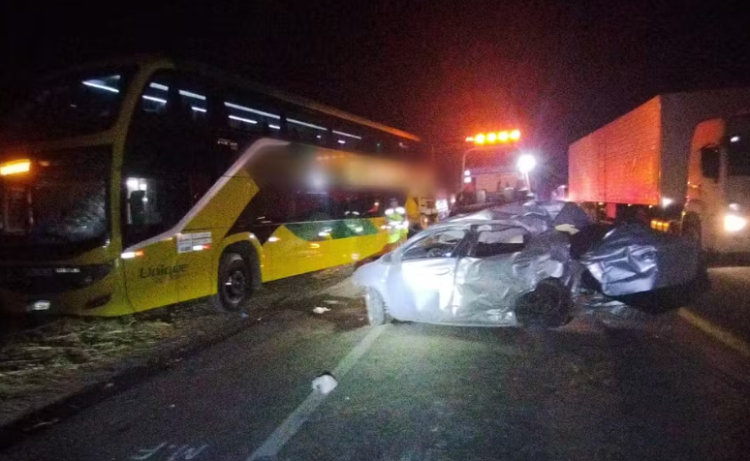 Condutor morre após perder o controle do veículo e colidir com ônibus na BR-262, em Luz (MG)
