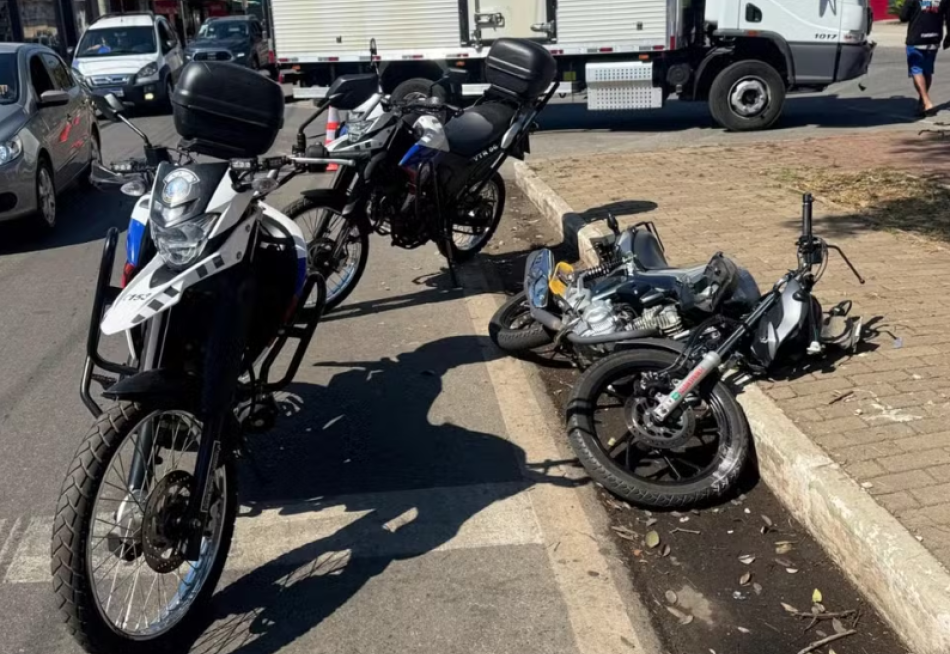 Adolescente colide moto com caminhão ao tentar escapar da Guarda Civil Municipal em Minas Gerais