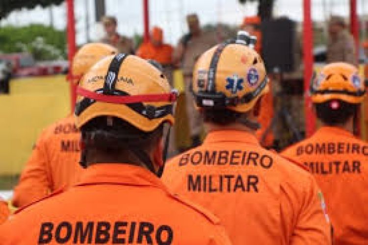 Incêndio na Serra do Cristo Redentor assusta moradores do bairro Vila Raquel