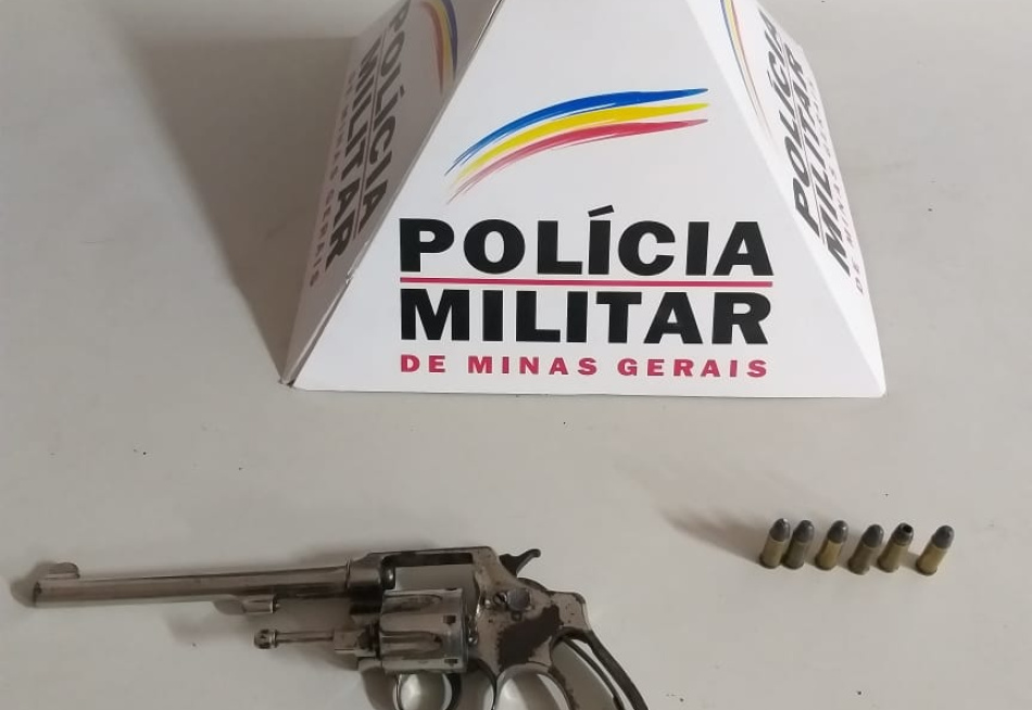 Rapaz tenta fugir da polícia, mas colide moto com uma viatura e acaba preso em Nova Serrana