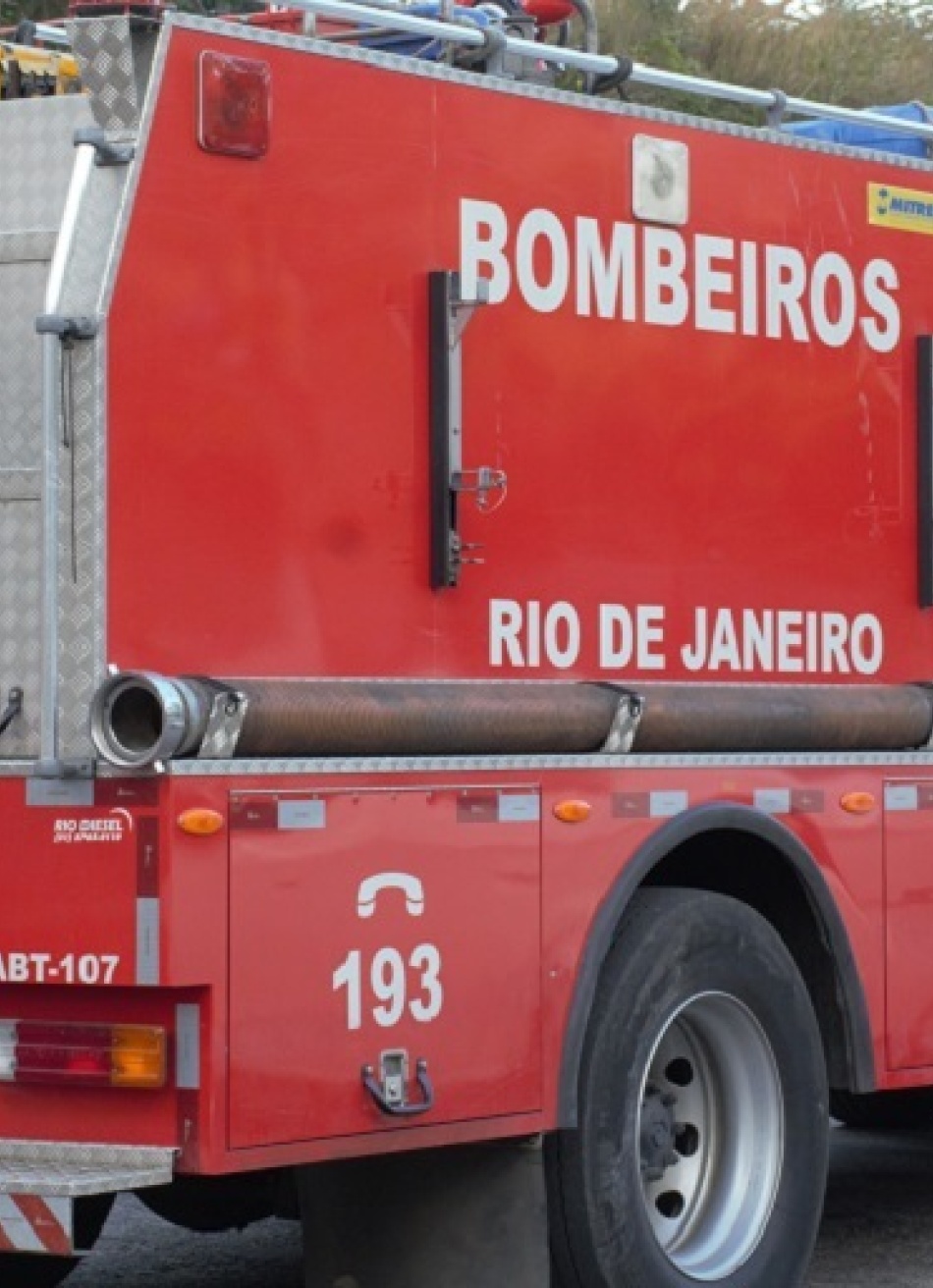 Prédio desaba no Rio de Janeiro e deixa feridos