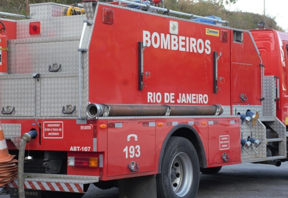 Prédio desaba no Rio de Janeiro e deixa feridos