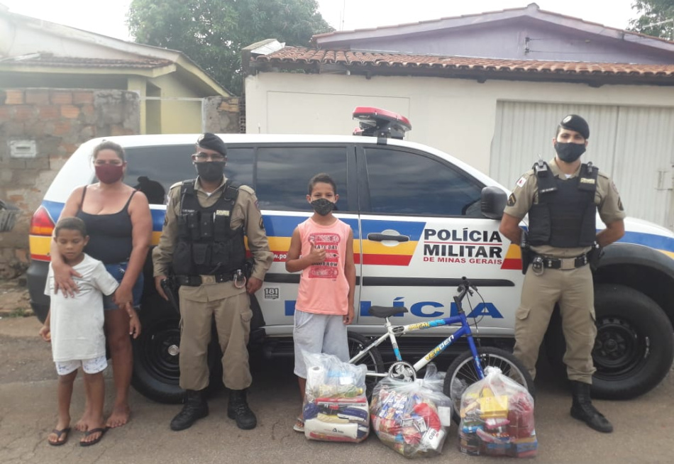 Militares presenteiam criança com uma bicicleta após receberem cartinha com pedidos para o Natal