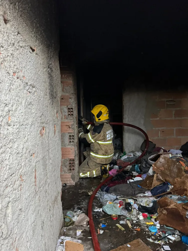 Incêndio em residência é controlado pelo corpo de Bombeiros de Pará de Minas.
