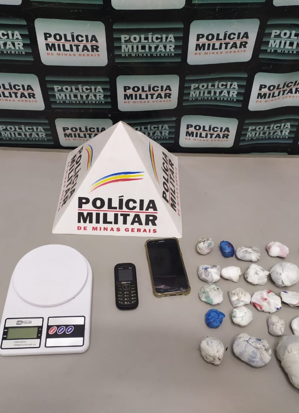 Polícia Militar apreendeu 24 buchas de maconha e balança de precisão no bairro Jardim das Piteiras