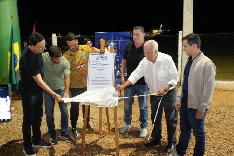 Prefeitura entrega iluminação no campo do Palmeiras Futebol Clube