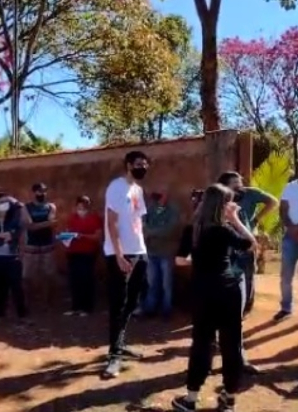 Moradores do bairro Barro Preto fazem manifestação e cobram promessas de melhorias feitas pela prefeitura