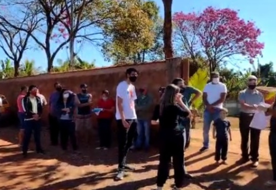 Moradores do bairro Barro Preto fazem manifestação e cobram promessas de melhorias feitas pela prefeitura