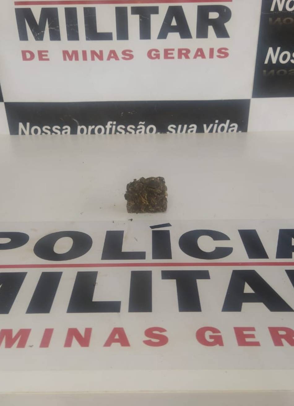 Homem é preso pela Polícia Militar em Luz acusado de tráfico de droga