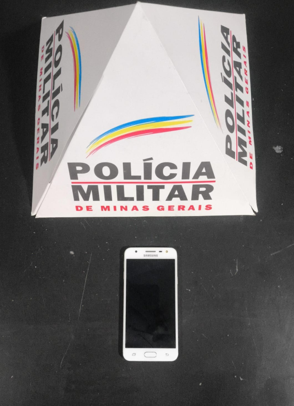 NOVA SERRANA/MG – POLÍCIA MILITAR DETÉM HOMEM POR ENVOLVIMENTO COM O TRÁFICO E APREENDE DROGAS, CELULARES E QUANTIA EM DINHEIRO