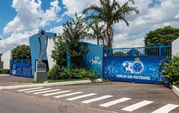 Torcedores invadem a Toca da Raposa II para protestar contra o desempenho do Cruzeiro na Série B do Campeonato Brasileiro