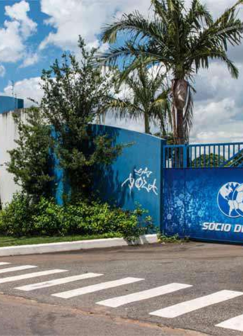 Torcedores invadem a Toca da Raposa II para protestar contra o desempenho do Cruzeiro na Série B do Campeonato Brasileiro