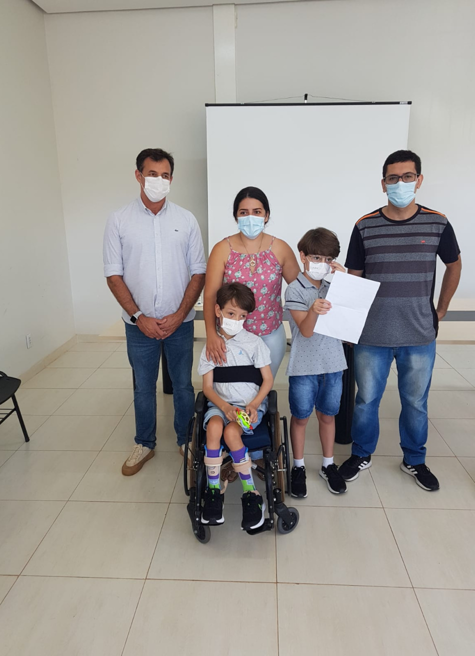 Irmãos gêmeos são as primeiras crianças de Pará de Minas a serem vacinadas contra a Covid-19