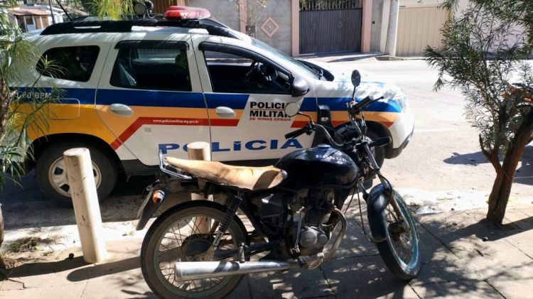 POLÍCIA MILITAR RECUPERA VEÍCULO FURTADO E APREENDE ADOLESCENTE