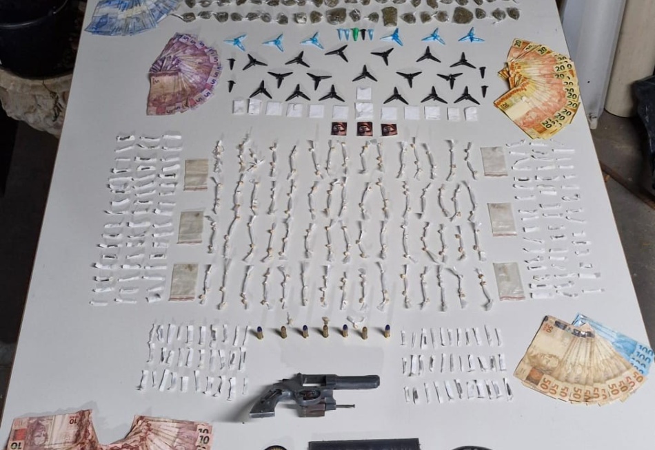 GUARDA CIVIL MUNICIPAL DESMANTELA PONTO DE TRÁFICO E PRENDE HOMEM COM ARMA DE FOGO E GRANDE QUANTIDADE DE DROGAS