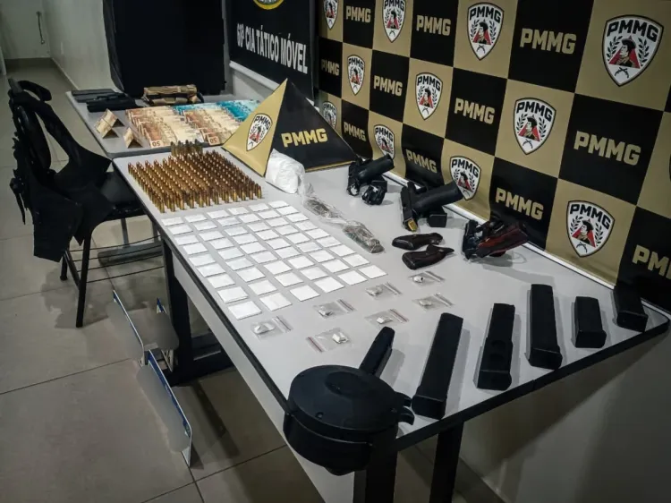 Muitas drogas e armas: Polícia Militar desarticula ponto de tráfico, apreende armas e drogas em Nova Serrana