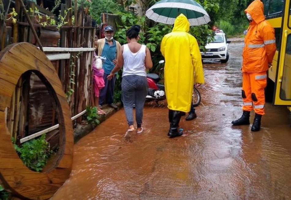 Prefeitura informou que aconselhou família a desocupar casa onde a laje caiu sobre uma senhora de 65 anos no bairro São Cristovão