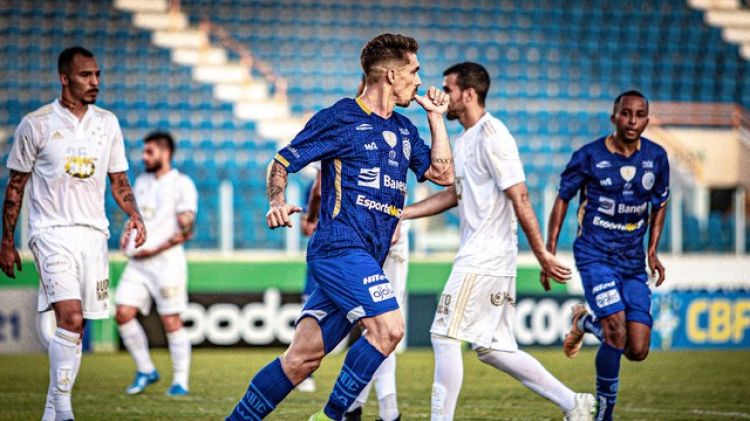 Cruzeiro é derrotado pelo Confiança em seu jogo de estreia na Série B