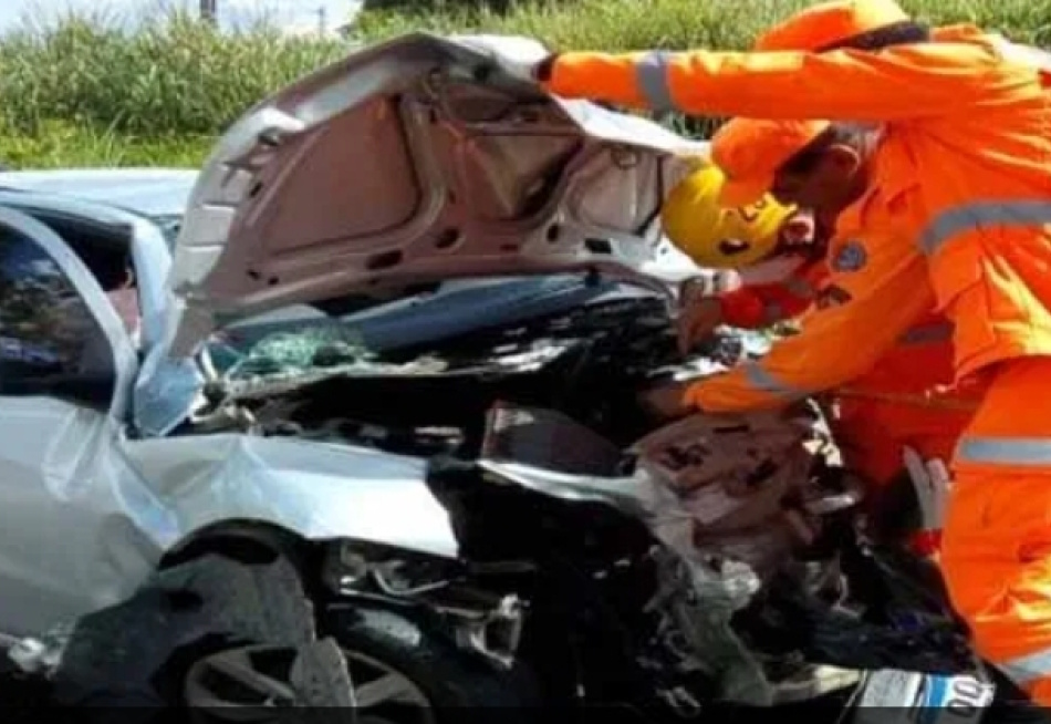 Uma pessoa morreu e duas ficaram feridas após uma colisão frontal entre dois carros na rodovia MG-050