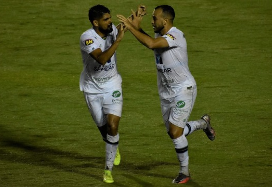 América vence o Figueirense de virada e diminui para dois pontos a diferença para a líder Chapecoense