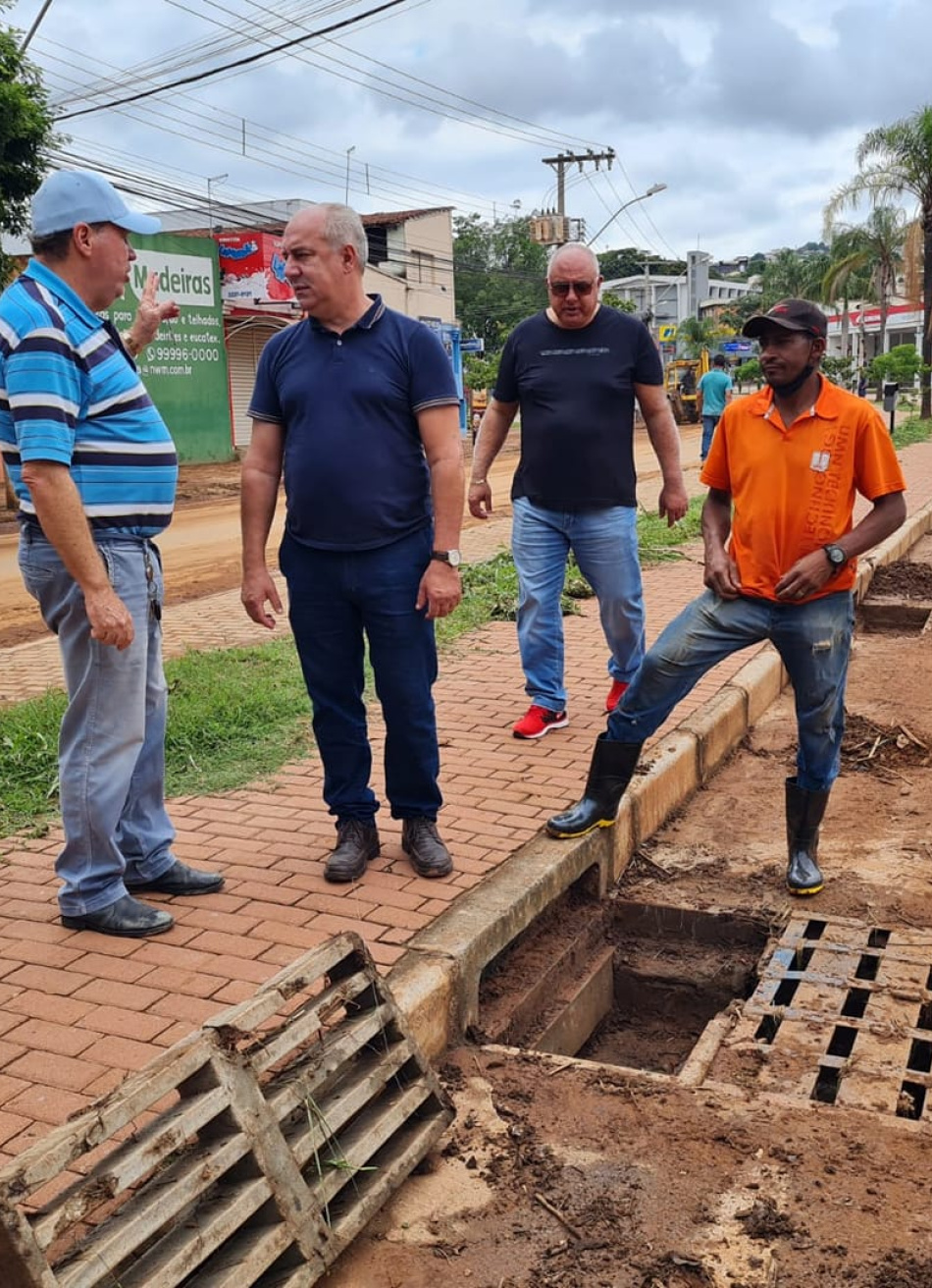 Prefeitura inicia limpeza de vias após fortes chuvas da última segunda-feira em Pará de Minas