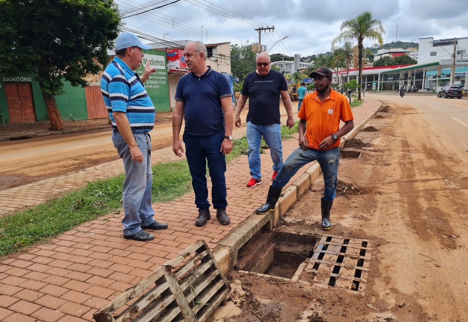 Prefeitura inicia limpeza de vias após fortes chuvas da última segunda-feira em Pará de Minas