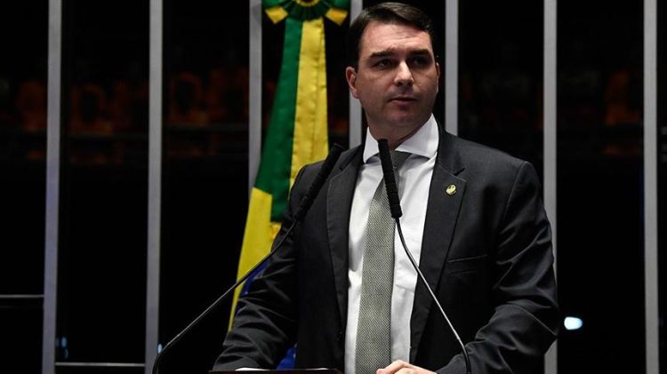 Ministério Público do Rio denuncia Flávio Bolsonaro no caso da susposta "Rachadinha"