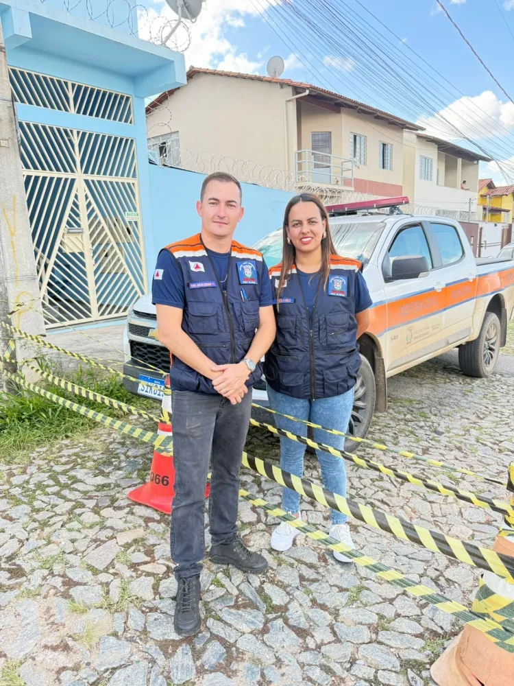 Defesa Civil interdita rua Pedro Melo Franco no Belvedere.