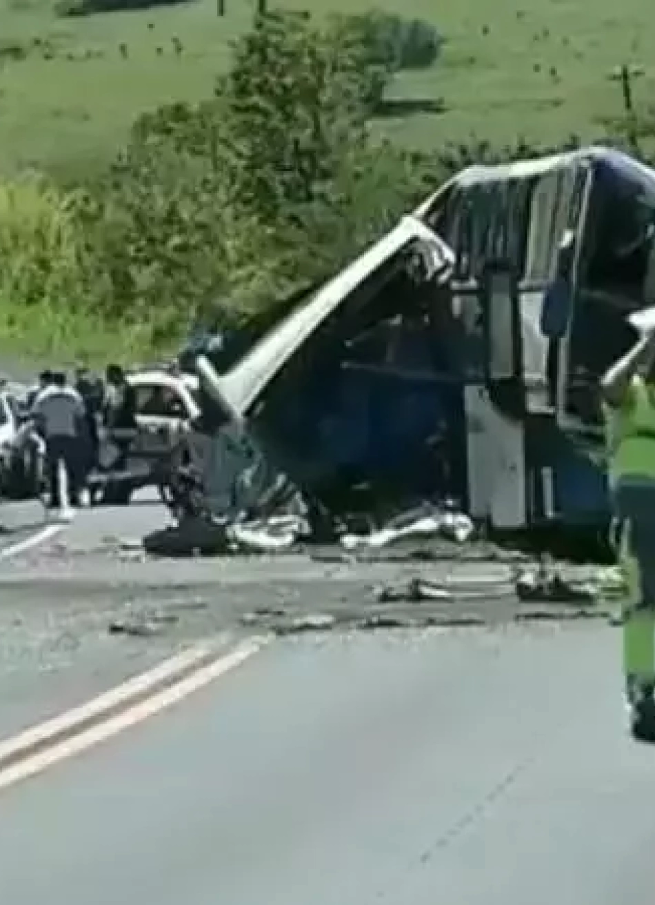 Colisão entre ônibus e caminhão no interior de São Paulo causou a morte de 41 pessoas nesta quarta-feira