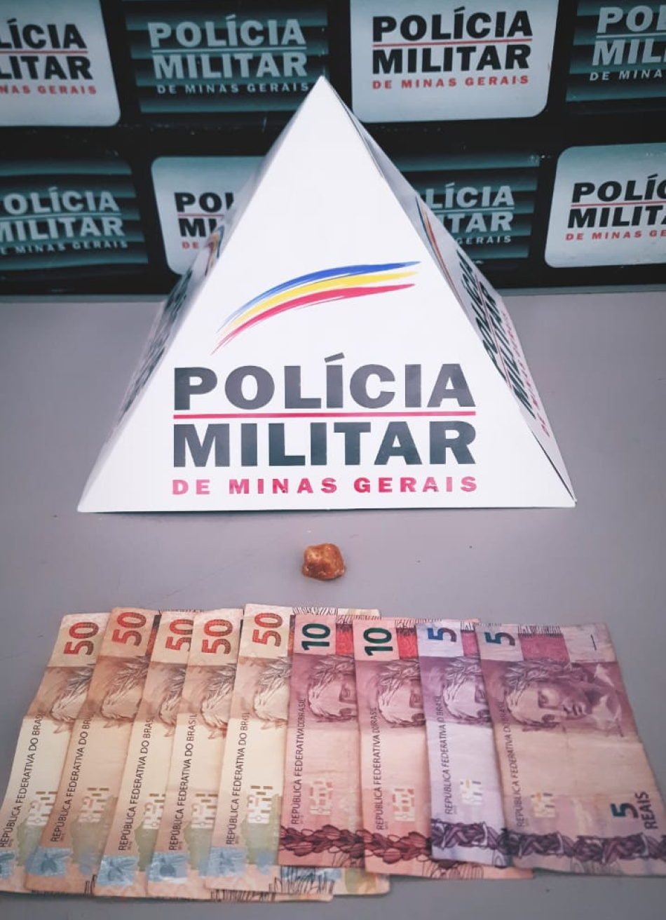 Rapaz é preso no centro de Pará de Minas com uma pedra bruta de crack escondida entre os dedos do pé