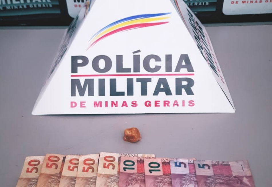 Rapaz é preso no centro de Pará de Minas com uma pedra bruta de crack escondida entre os dedos do pé