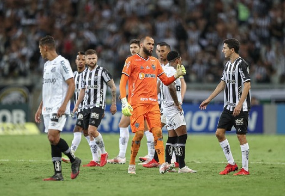 Atlético vence o Santos de virada e mantém vantagem de 11 pontos sobre o Flamengo