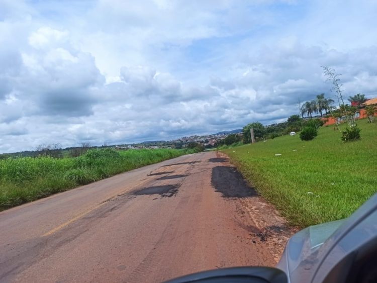 Com a intenção de diminuir os riscos de acidentes na BR 352, DEER conseguiu caminhão de asfalto para tampar os buracos naquela região